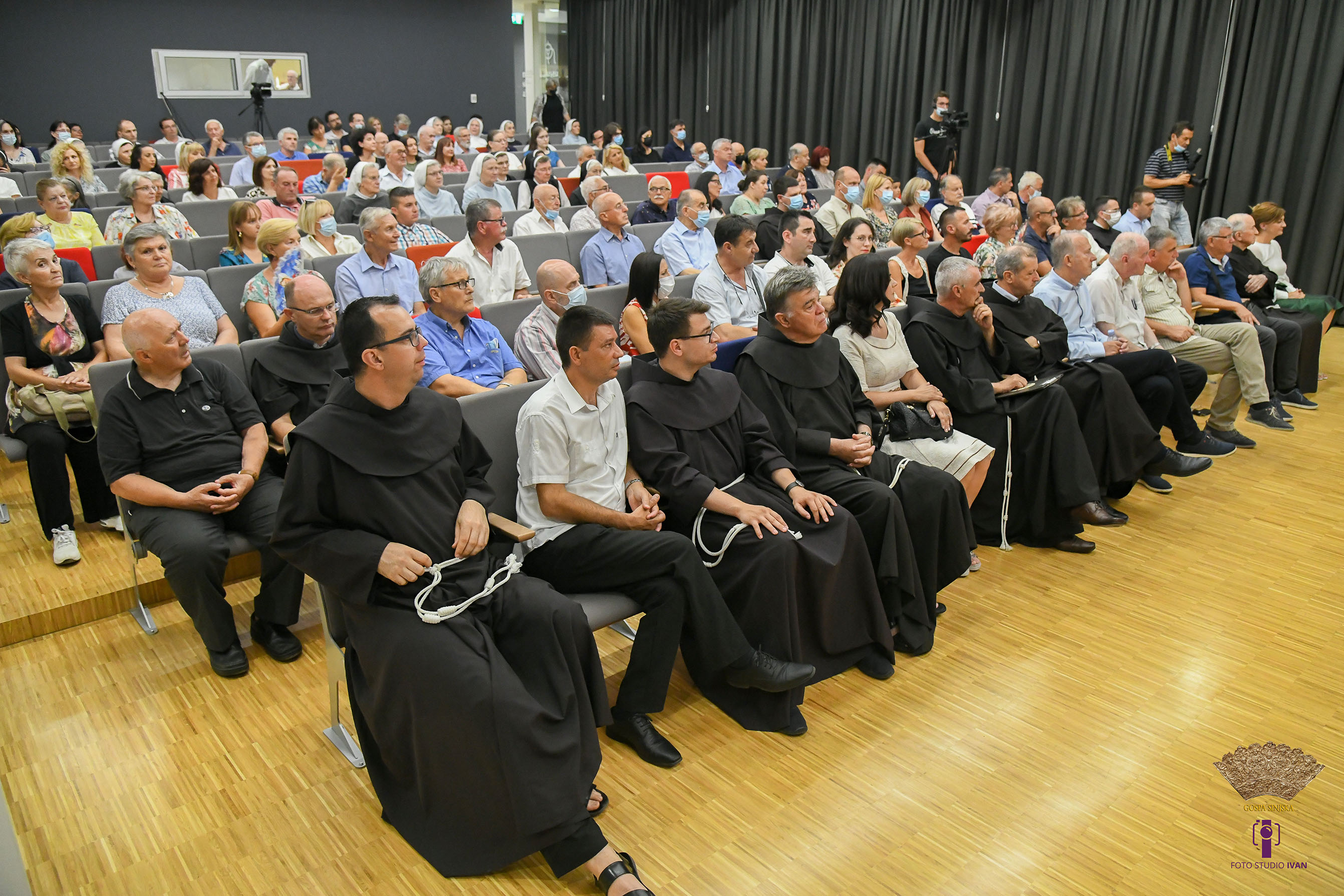 predstavljanje fotomonografije publika lijevo 3 8 2021